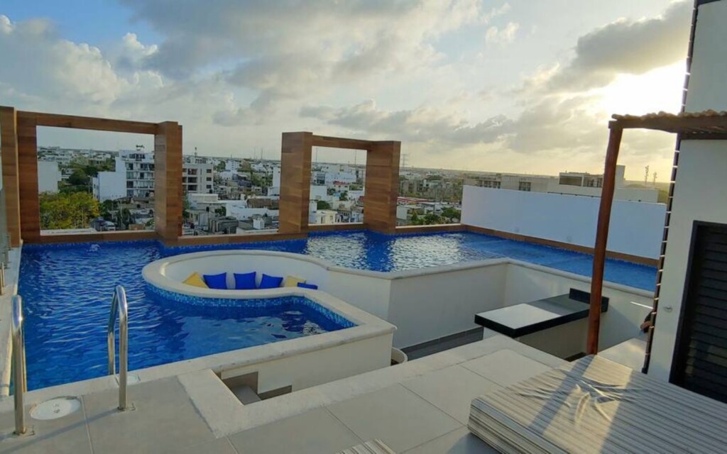 Digital nomad studio in Playa del Carmen with rooftop pool.